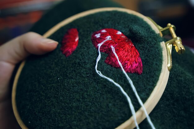 Miniaturowa broszka haftowana ręcznie